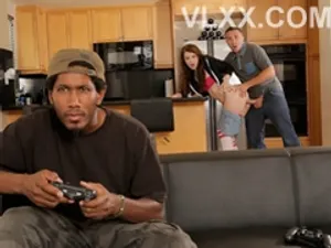 Giúp đỡ em cạnh nhà và được dạy kèm môn "sinh lý"